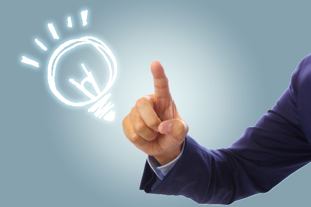 電球と指し示す手